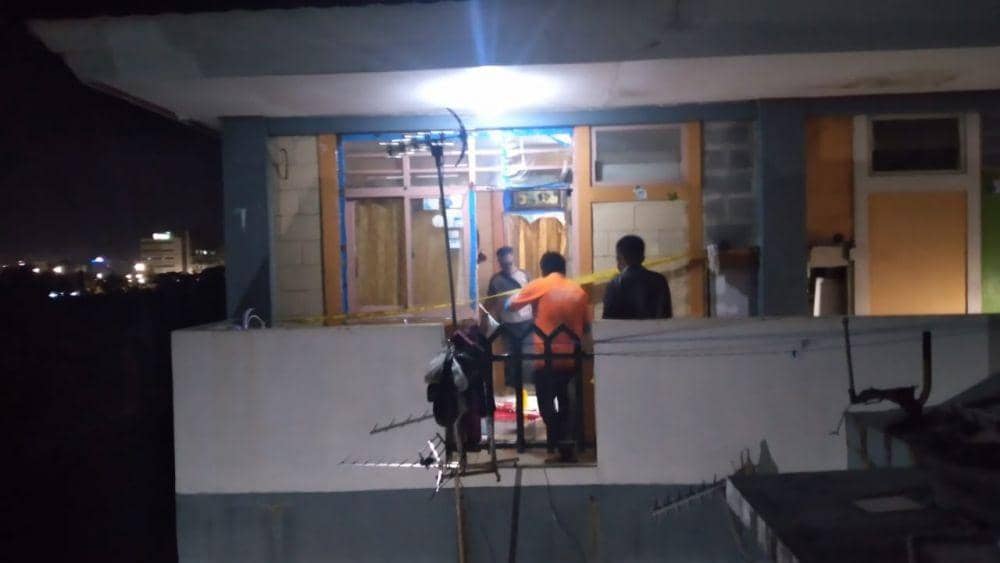 Aparat Polsek Mariso mengamankan lokasi kejadian pembunuhan di Rusunawa Rajawali, Makassar. IDN Times/Polsek Mariso
