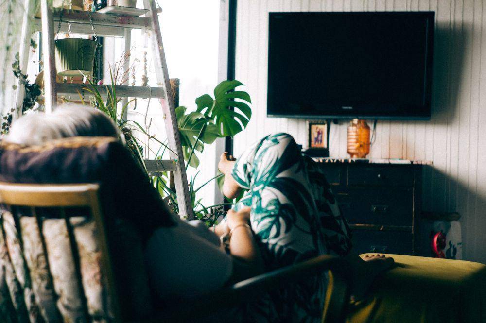 Nonton maraton selama berjam-jam bisa mengubah postur tubuh. unsplash.com/John Tuesday
