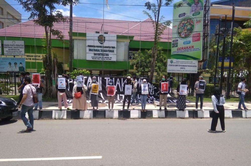 Aliansi Kaltim Melawan saat protes di depan Dinas Pangan, Tanaman Pangan & Hortikultura Kaltim, Jalan Basuki Rahmat, Kelurahan Pelabuhan, Kecamatan Samarinda Kota pada Kamis siang, 24 September 2020 (Dok. Aliansi Kaltim Melawan/Istimewa)