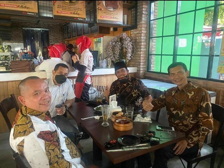 Muannas dan Hadi Pranoto Foto Bareng, Mau Damai Kasus Obat COVID-19?