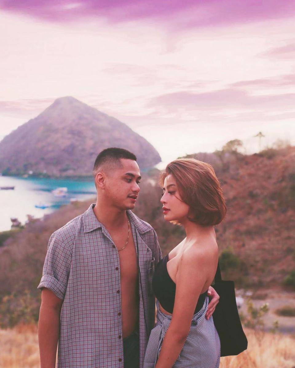 instagram.com/awkarin