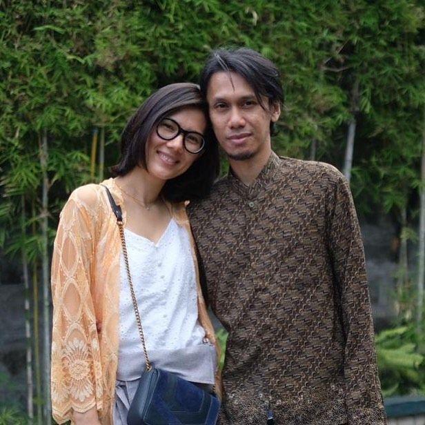 11 Tahun Menikah, 10 Potret Mesra Eross dan Istri yang Jarang Tersorot