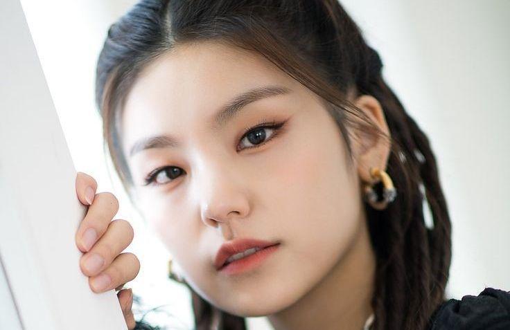 10 Potret Menarik Yeji ITZY dengan Eye Cat, Penuh Pesona