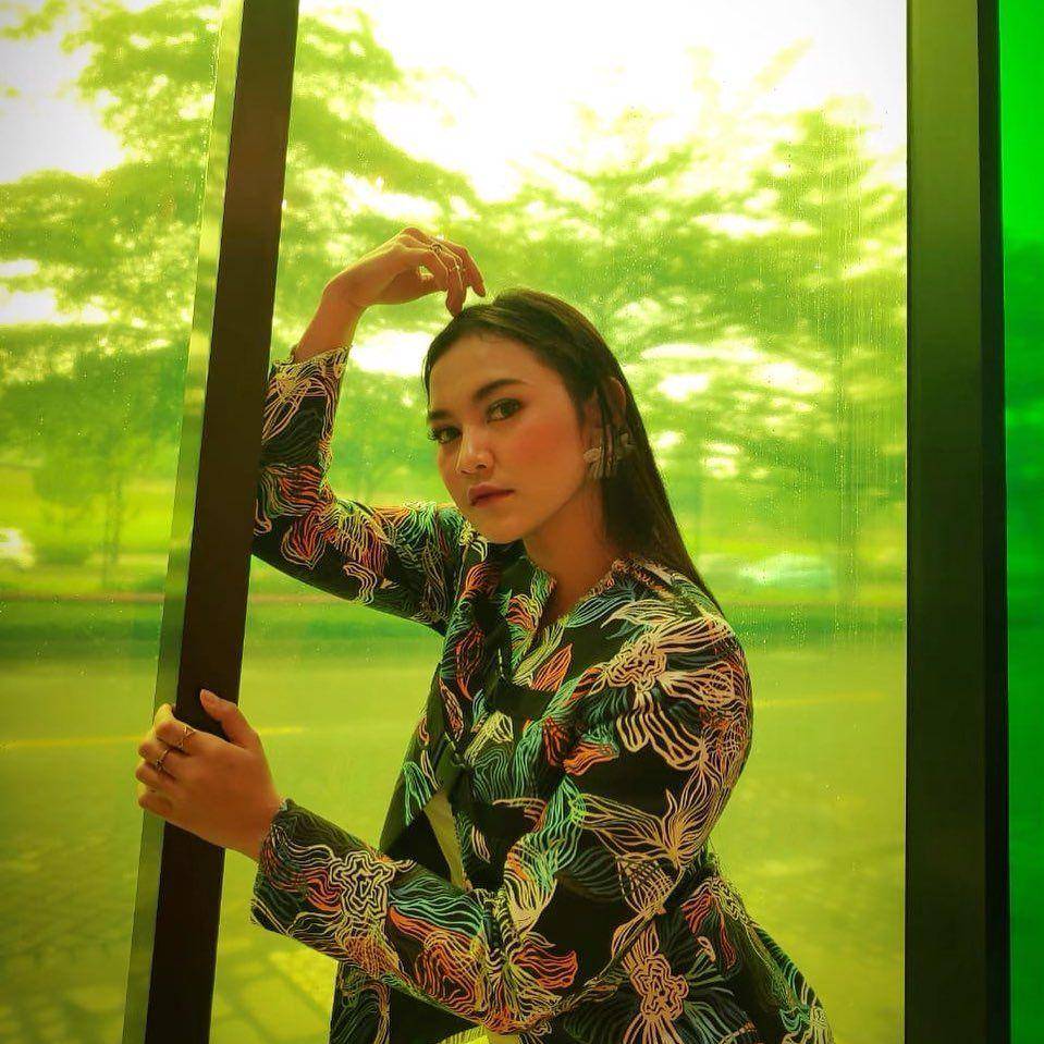 instagram.com/mahaliniraharja