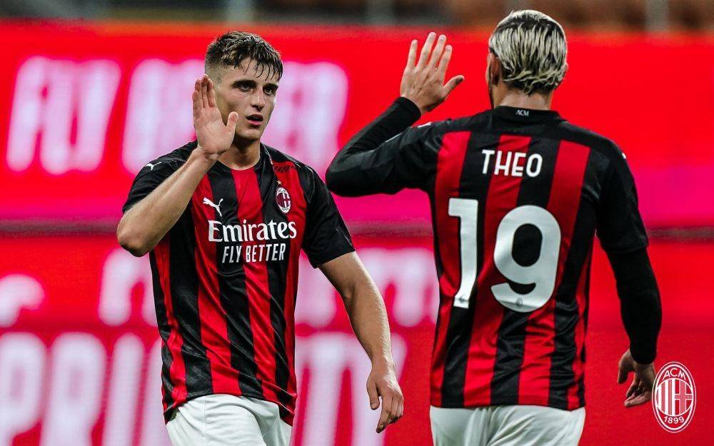 Lorenzo Colombo merayakan gol AC Milan bersama Theo Hernandez. Twitter/@ACMilan