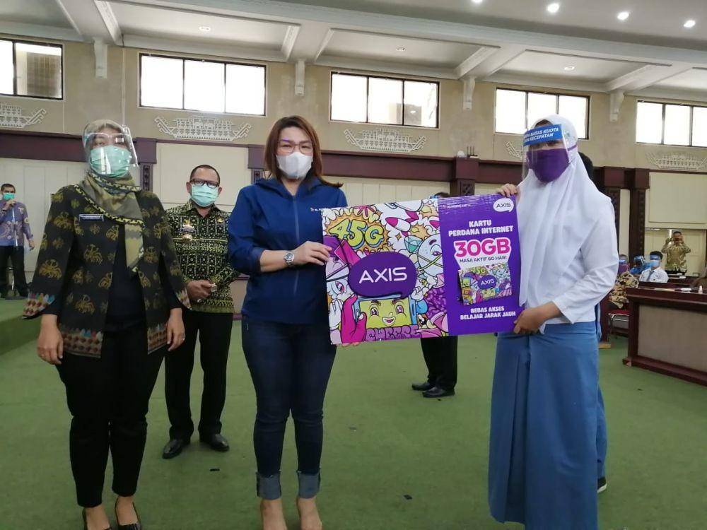 Ki-ka: Wakil Gubernur Lampung, Chusnunia Chalim dan Group Head XL Axiata West Region Desy Sari Dewi menyerahkan secara simbolis kepada perwakilan pelajar penyerahan bantuan paket internet gratis, Kamis (24/9/2020). (IDN Times/Istimewa).