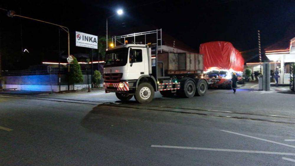 Proses pengiriman kereta api pesanan Bangladesh. Dok. Humas PT INKA
