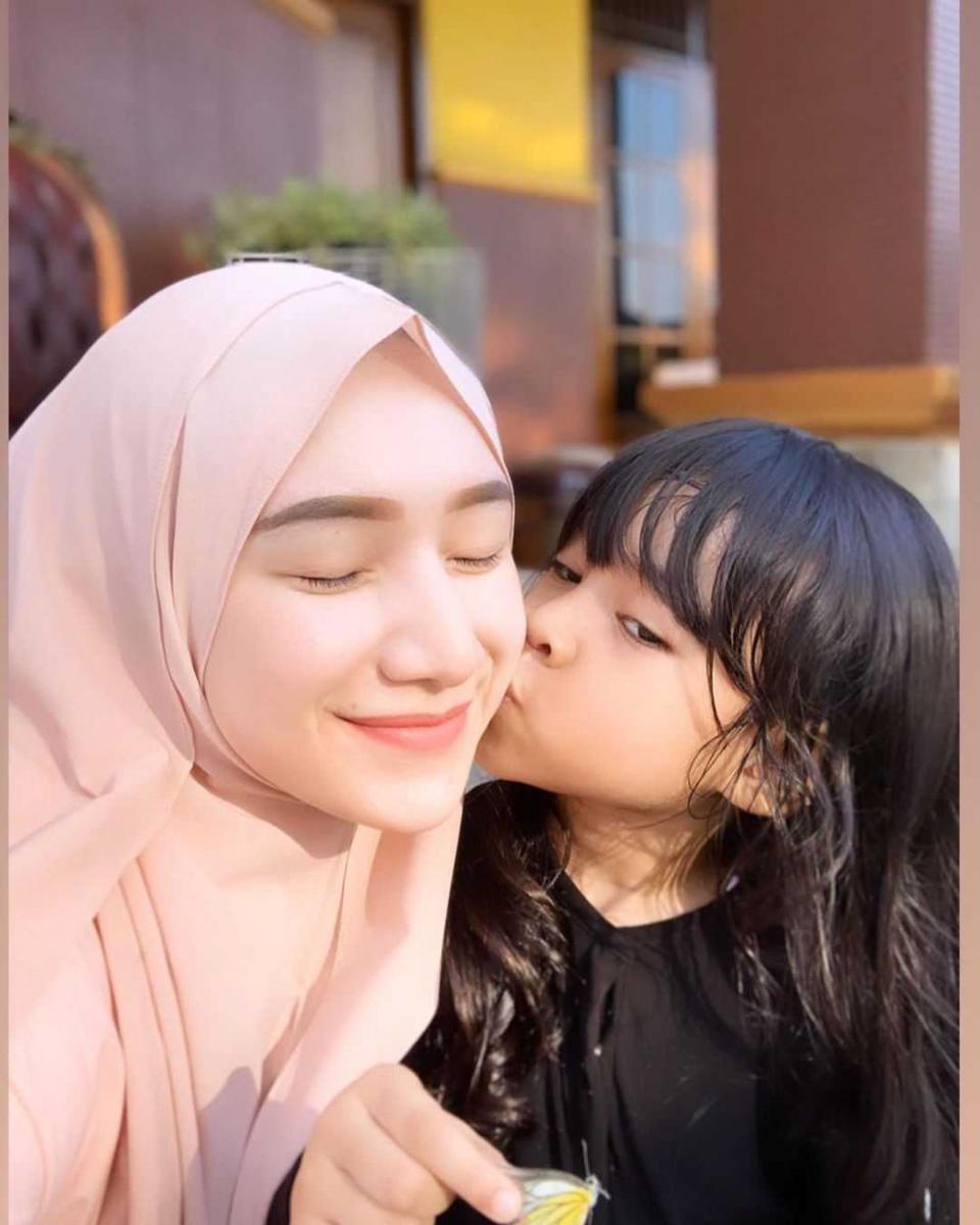 10 Potret Imut Zulaikha, Putri Sulung Indri Giana dan Ustaz Riza