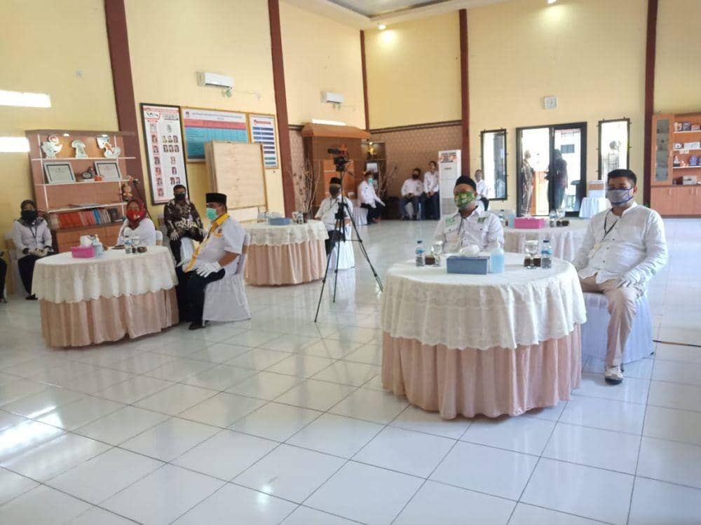 Calon bupati Purbalingga mengikuti acara pengundian nomor urut di Aula KPU Purbalingga, Kamis (24/9/2020). Foto: Istimewa