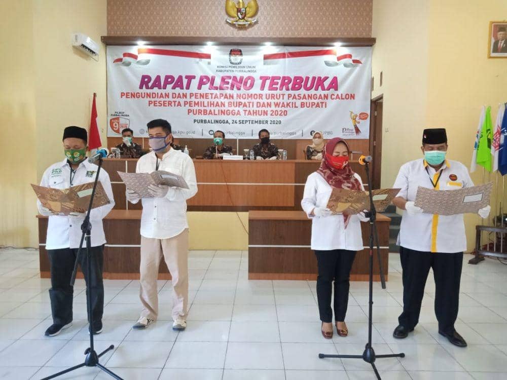 Pasangan calon bupati Purbalingga dan yang mewakili membacakan pakta integritas pilkada damai usai pengundian nomor urut pasangan calon di aula KPU Purbalingga, Kamis (24/9/2020). Foto: Istimewa