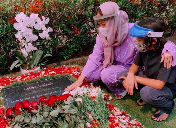 Rayakan Ultah, 10 Momen Haru BCL Nyekar ke Makam Ashraf Bareng Noah