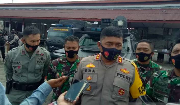Kapolres Mimika AKBP IGG Era Adhinata bersama Dandim 1710 Mimika Letkol Inf Yoga Cahya Prasetya dan para komandan satuan TNI-Polri di wilayah Mimika. (ANTARA/Evarianus Supar)