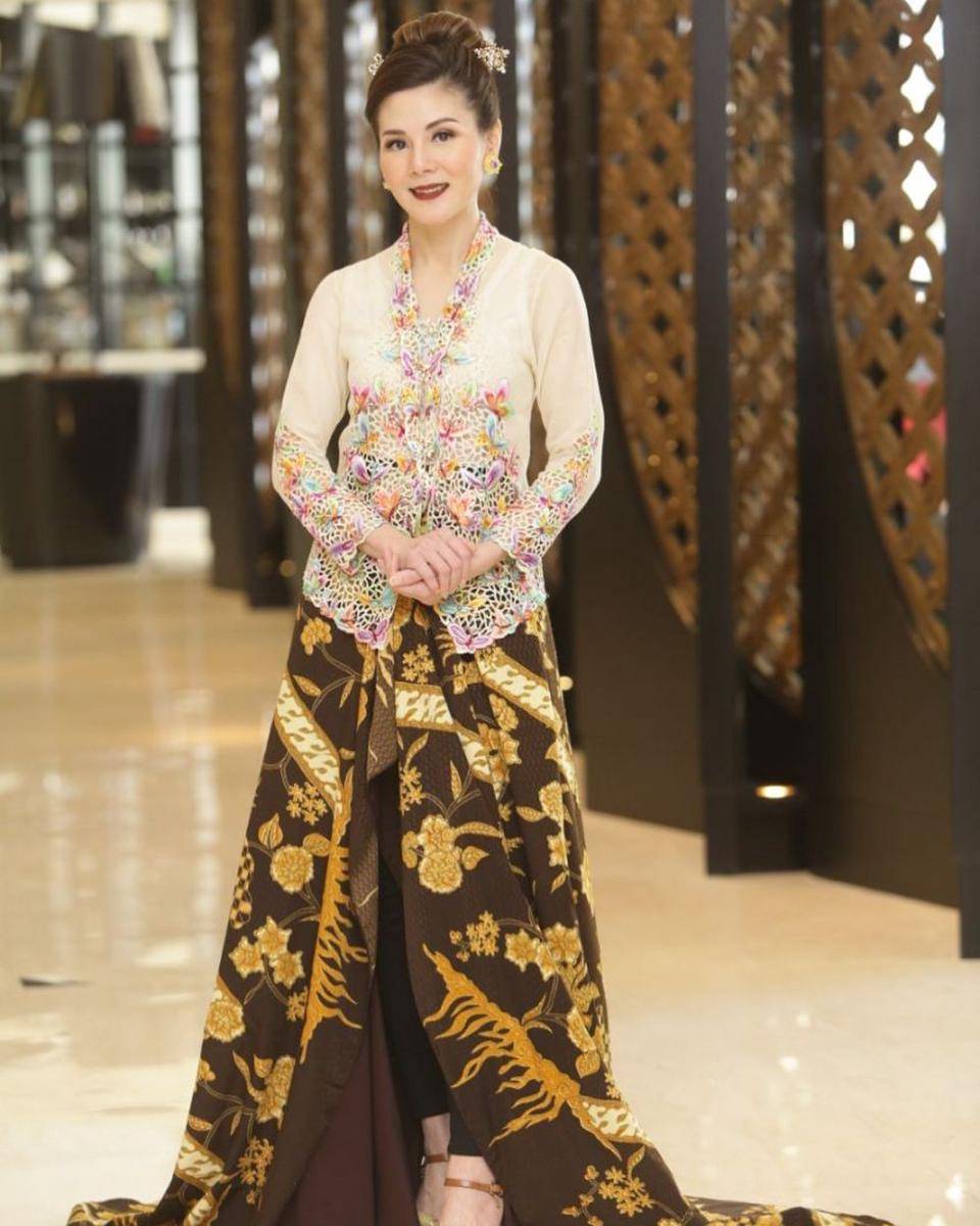 instagram.com/margaretvivi | Inspirasi Kebaya Margaret Vivi