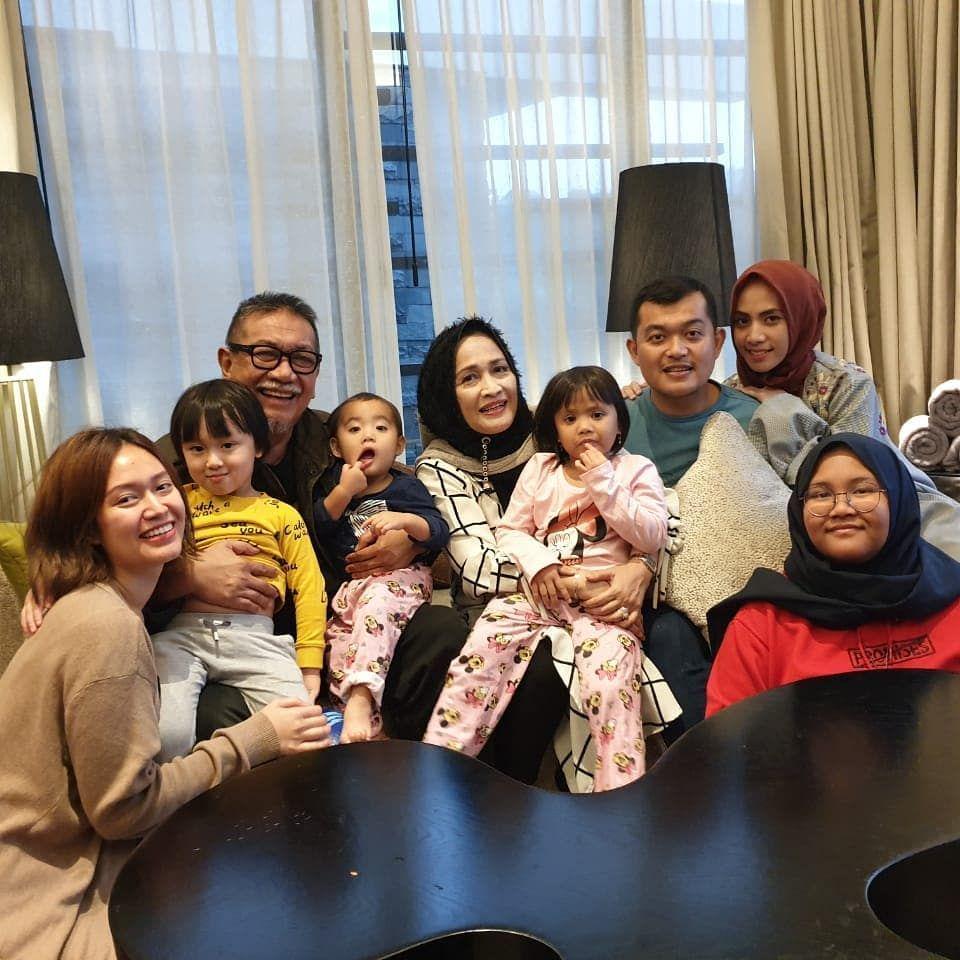 Jarang Disorot, 9 Potret Harmonis Keluarga Deddy Mizwar Selalu Rukun!