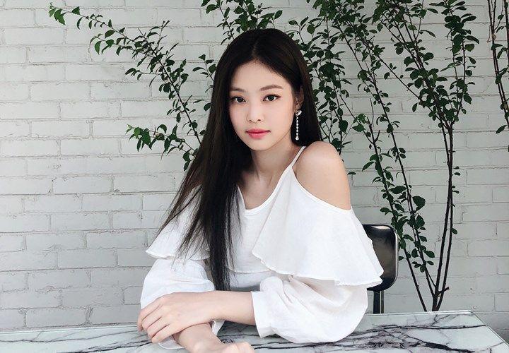 11 Ide Outfit Pakai Rok ala Jennie BLACKPINK, Manis Banget!