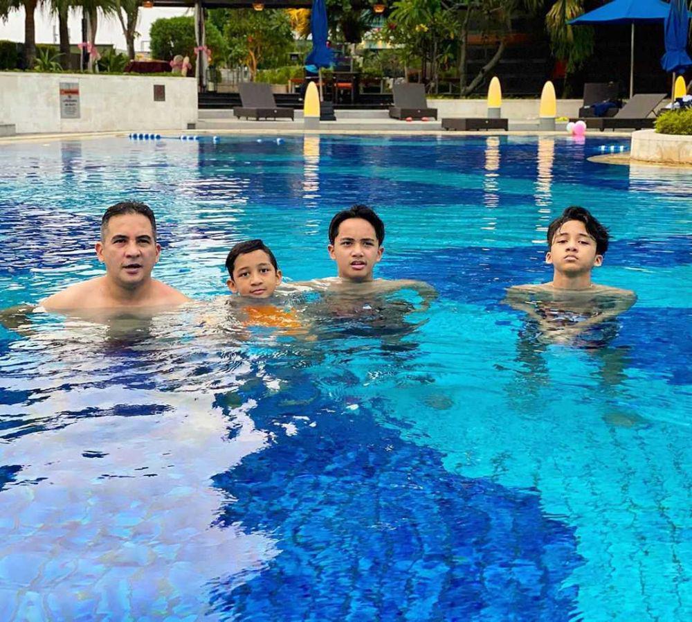 10 Potret Terkini Frans Mohede yang Makin Berkarisma di Usia 44 Tahun!