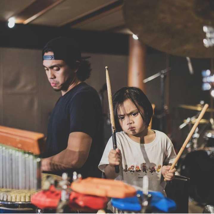 Kayak ABG! 10 Foto Dia Sekala Bumi Main Perkusi di Virtual Performance