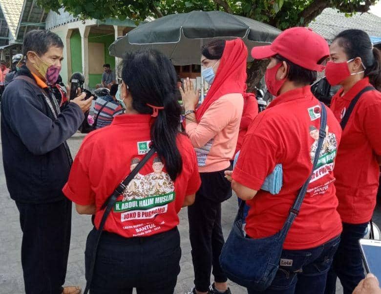 Seorang anggota Panwascam Jetis (jaket hitam) minta kepada relawan untuk membubarkan kampanye di Pasar Barongan karena tidak berizin dan menyalahi aturan. IDN Times/Istimewa