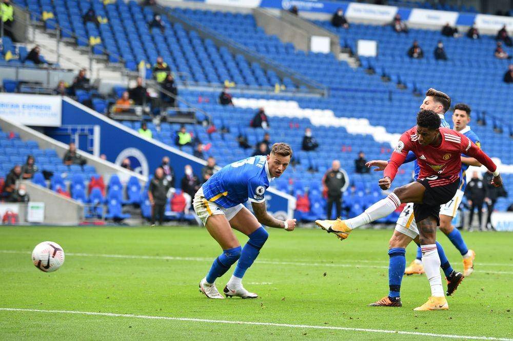 Marcus Rashford mengecoh Ben White (Brighton) sebelum cetak gol. Twitter/@brfootball