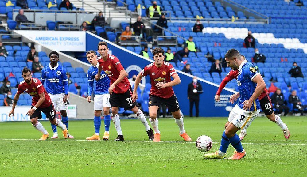 Neal Maupay mengeksekusi penalti ke gawang David de Gea. Twitter/@SquawkaNews