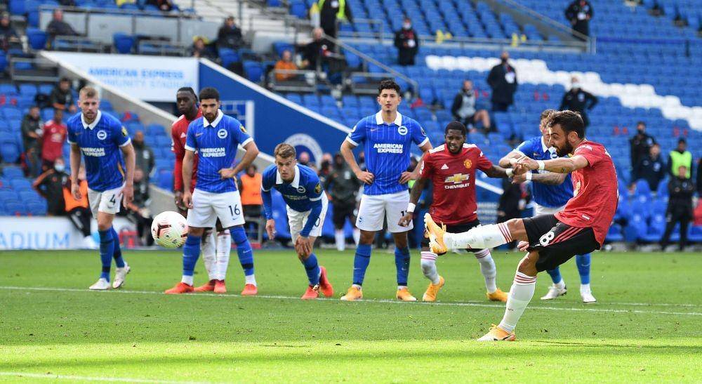 Bruno Fernandes mengeksekusi penalti yang berujung kemenangan Manchester United. Twitter/@officialFPL