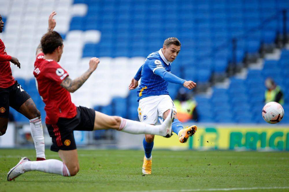 Leandro Trossard melepaskan sepakan keras kaki kiri yang menghantam mistar gawang David de Gea. Twitter/@Goal