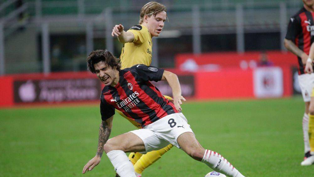 Jens Petter Hauge berduel dengan gelandang muda AC Milan, Sandro Tonali. Twitter/@_insidemilan