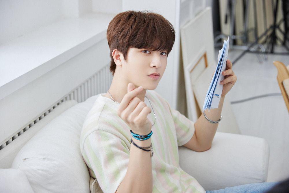 10 Potret Idol Korea Junghwan TREASURE yang Berulang Tahun ke-16