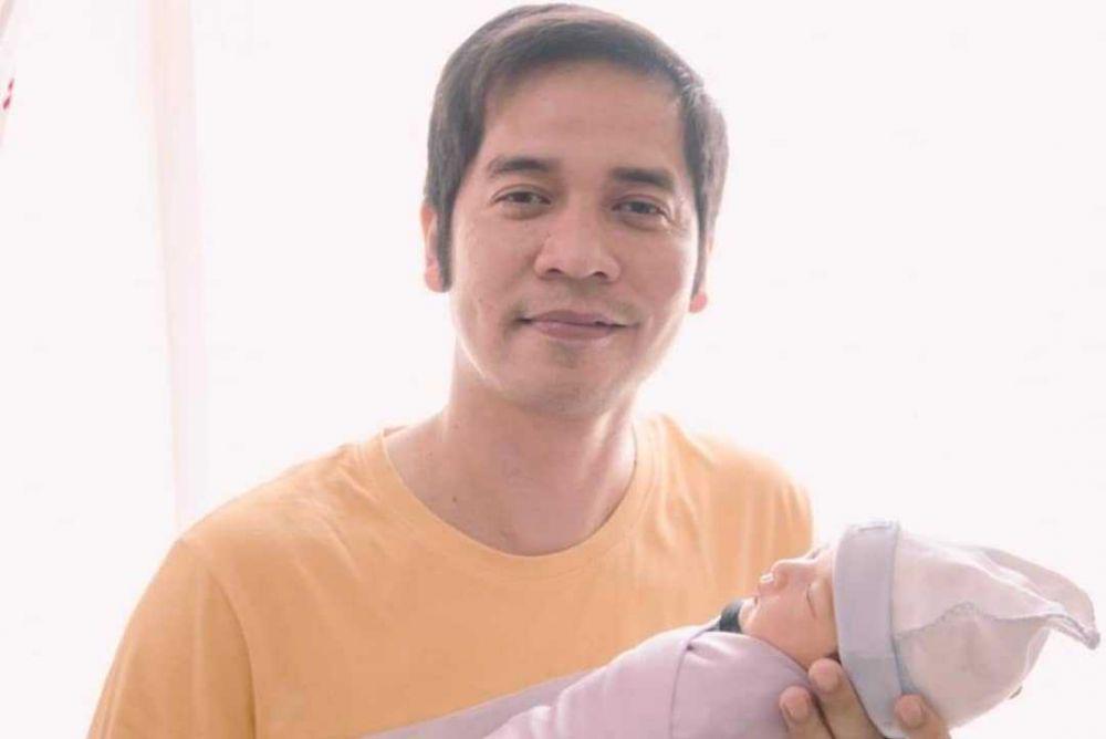 Papa Siaga, 10 Potret Cekatan Ricky Perdana Momong Anak Pertamanya
