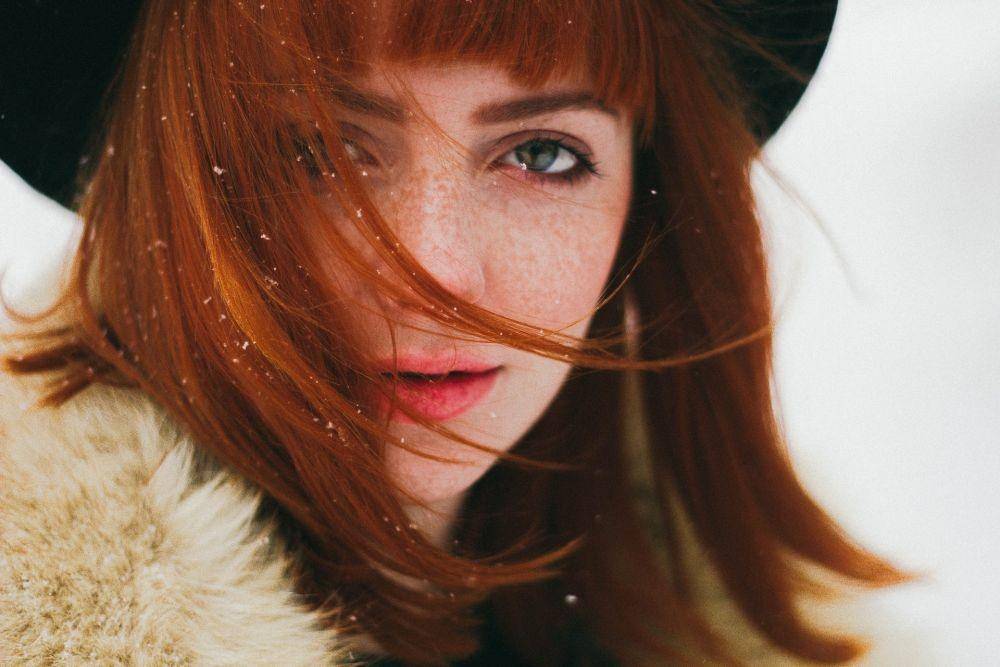 ilustrasi perempuan berambut merah (unsplash.com/Rodolfo Sanches Carvalho)