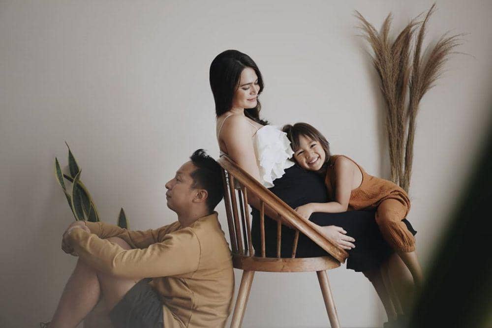 10 Potret Maternity Shoot Sabai Morscheck yang Simpel dan Elegan