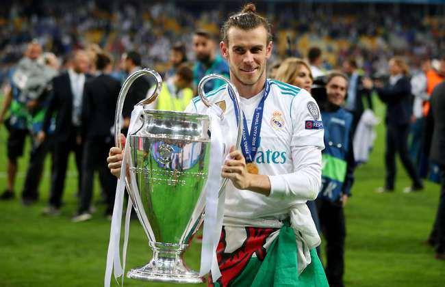 Gareth Bale mengangkat trofi Liga Champions saat membela Real Madrid (givemesport.com)
