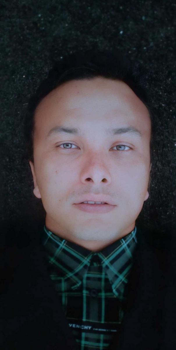 10 Potret Nicholas Saputra dalam Outfit Warna-Warni, Fresh Banget!