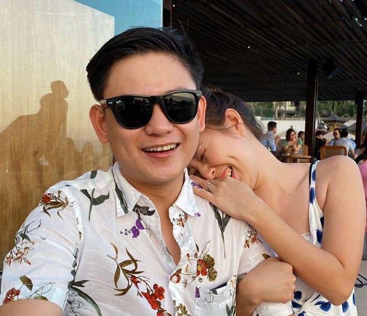 10 Potret Manis YouTuber Bobon Santoso Bersama Istri, So Sweet Abis!