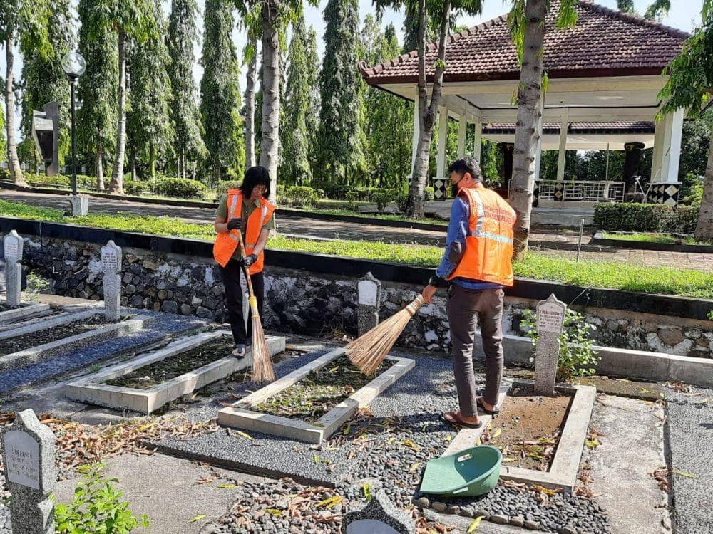 Dua warga Semarang dihukum menyapu makam pahlawan. Dok Humas Pemprov Jateng