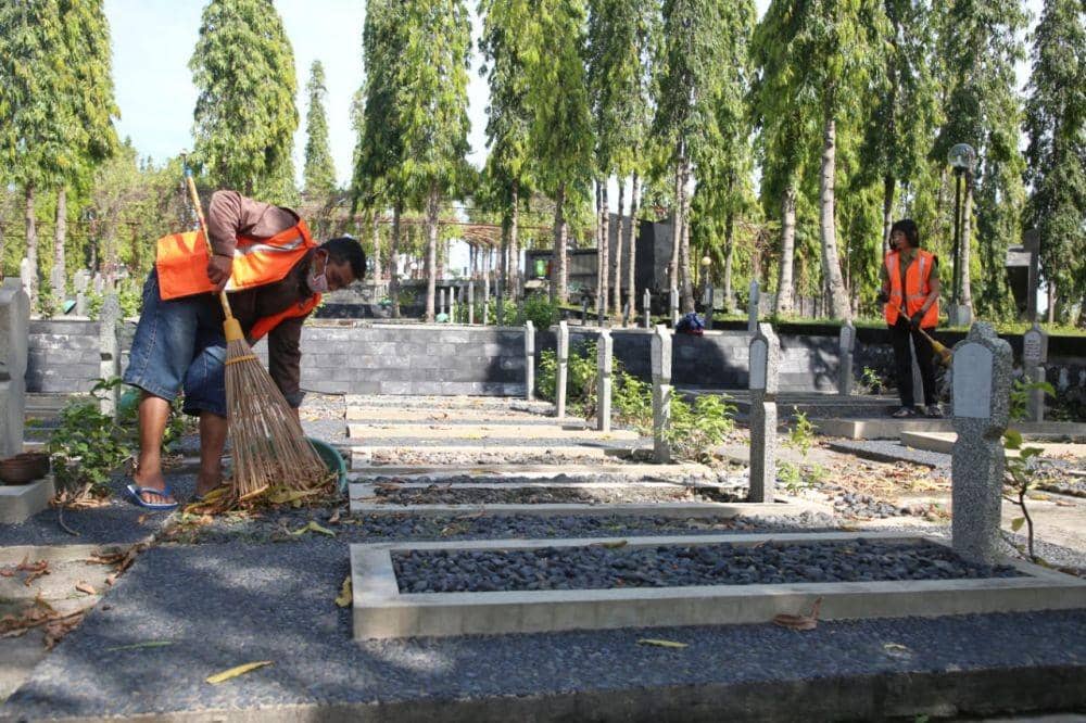 Warga Semarang dihukum oleh Satpol PP menyapu makam. Dok Humas Pemprov Jateng