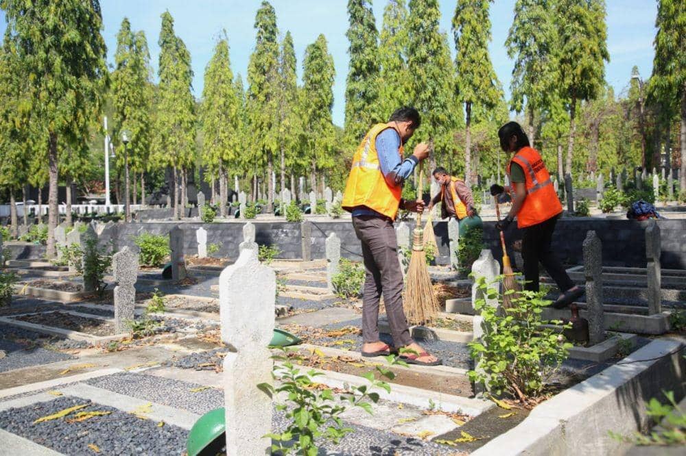66 Warga Semarang Tak Bermasker Dihukum Nyapu Makam, Biar Ingat Mati
