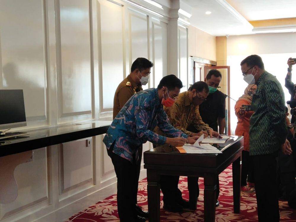 Pemprov Sulsel bersama PT Akronin, PT Griksa menandatangani kontrak Lump Sum di Kantor Gubernur Sulsel pada Senin (28/9/2020). IDN Times/Istimewa