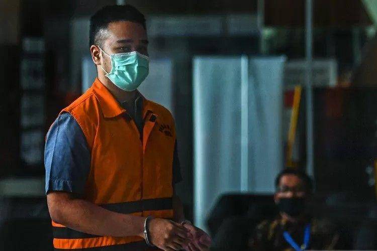 Tersangka kasus dugaan suap gratifikasi senilai Rp46 miliar, Rezky Herbiyono (kanan) bersiap menjalani pemeriksaan di gedung KPK, Jakarta, Jumat (19/6/2020) (ANTARA FOTO/Nova Wahyud)