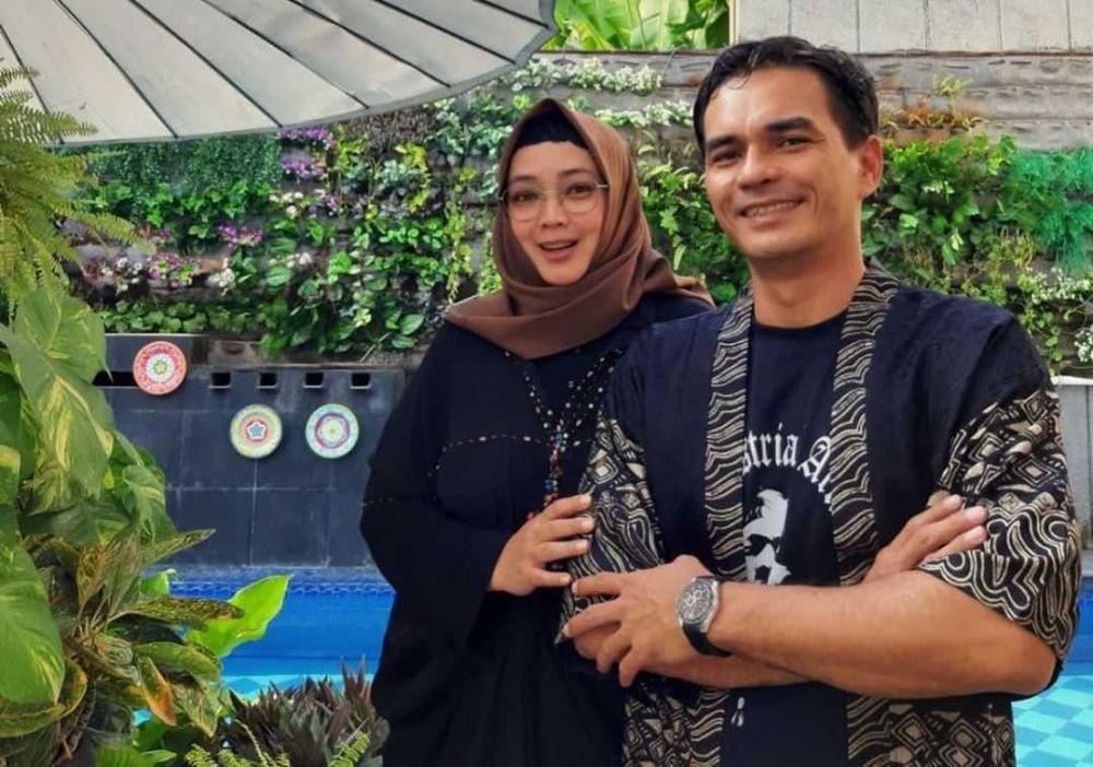10 Potret Bahagia Teddy Syah dan Rina Gunawan, Sudah 11 Tahun Menikah!