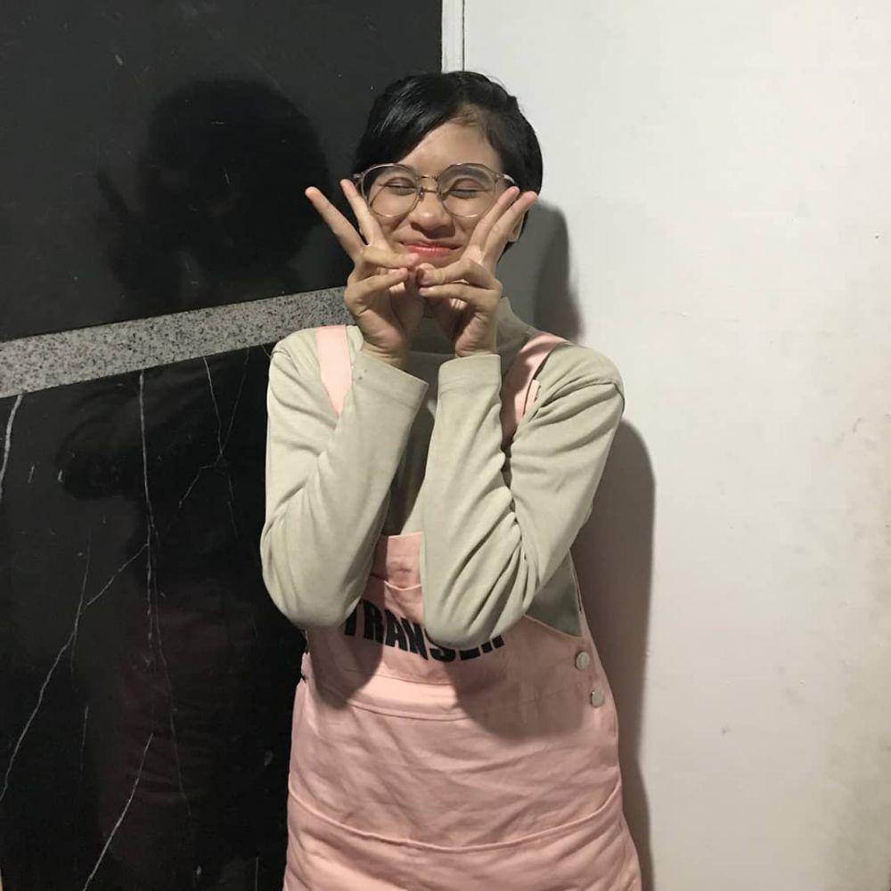 instagram.com/jkt48.flora