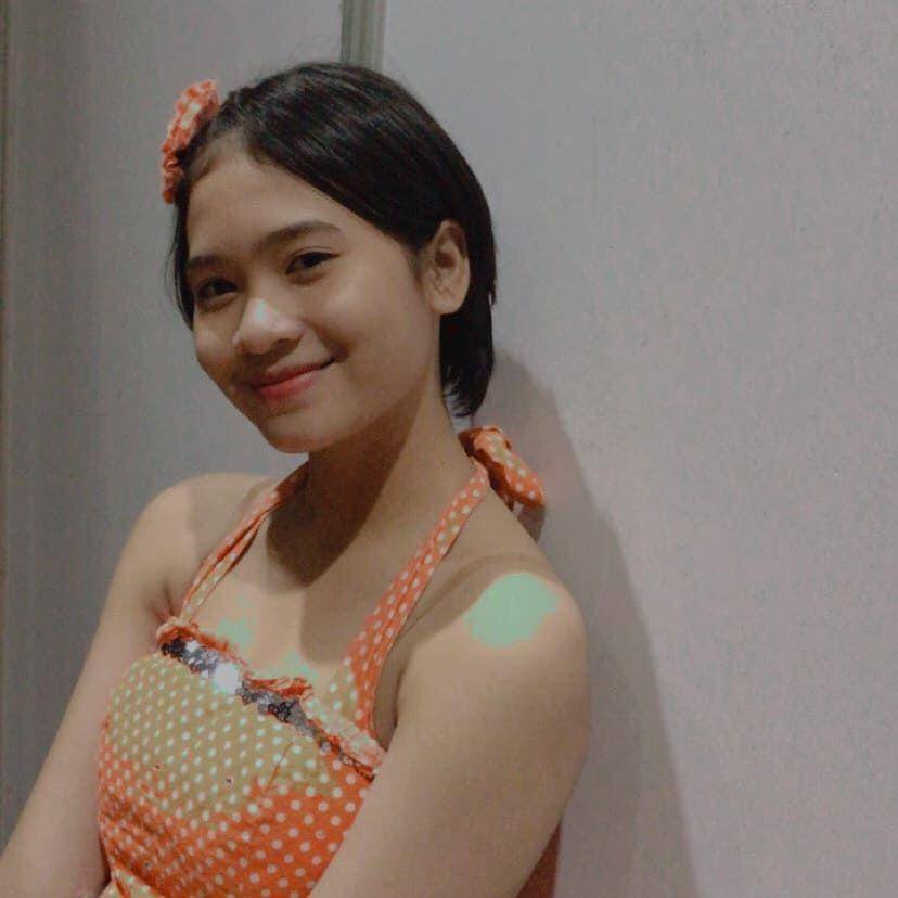 instagram.com/jkt48.flora