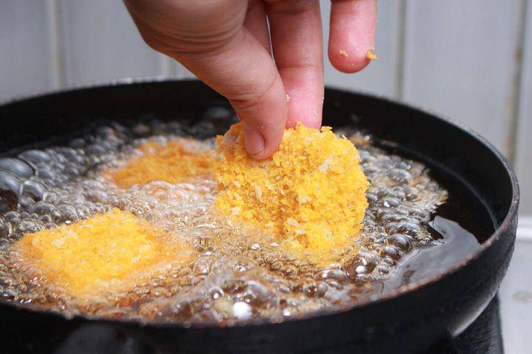 Menggoreng tahu (bolakeluarga.com)