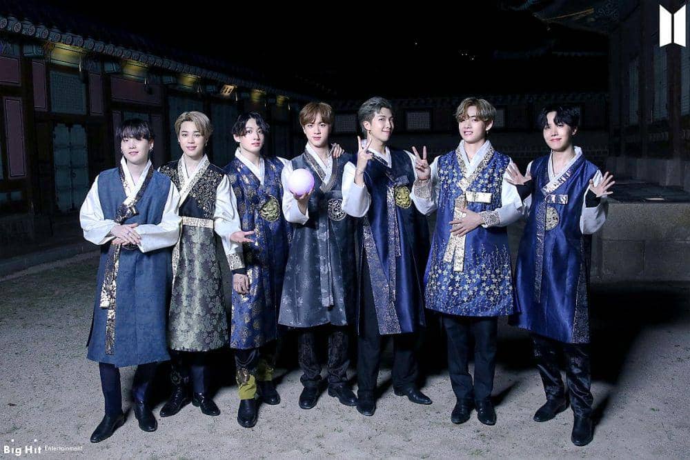 Pangeran Para ARMY, 12 Potret Menawan Member BTS saat Kenakan Hanbok