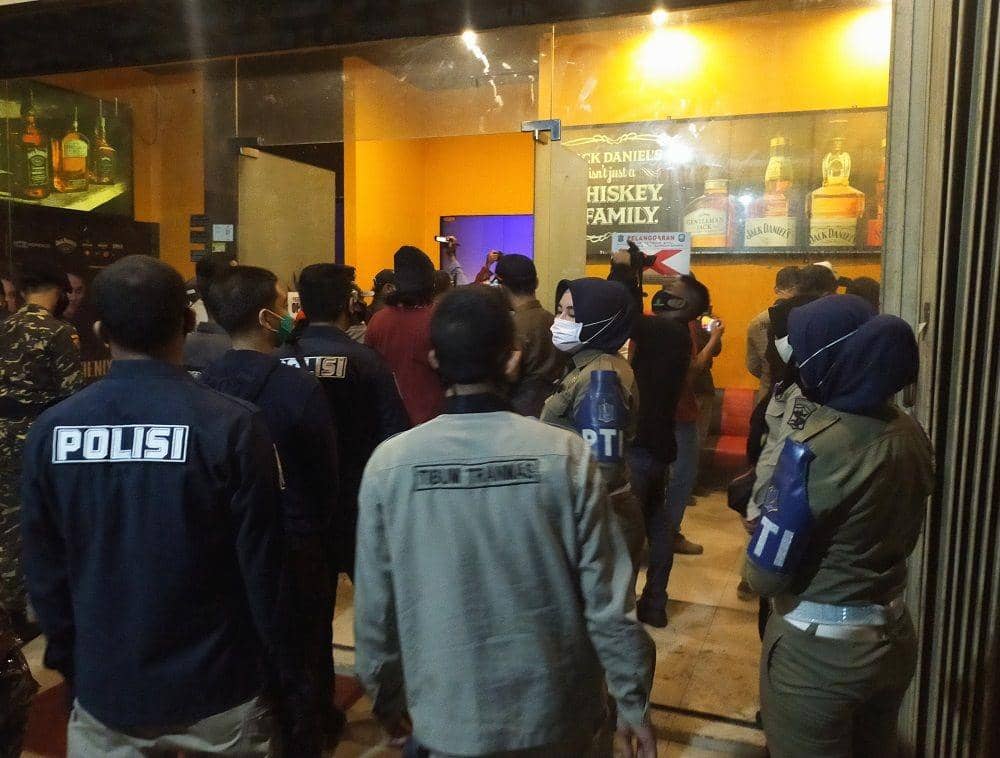 Penindakan RHU yang melanggar protokol COVID-19 oleh Pemkot Surabaya, kepolisian, dan TNI. Dok Humas Pemkot Surabaya