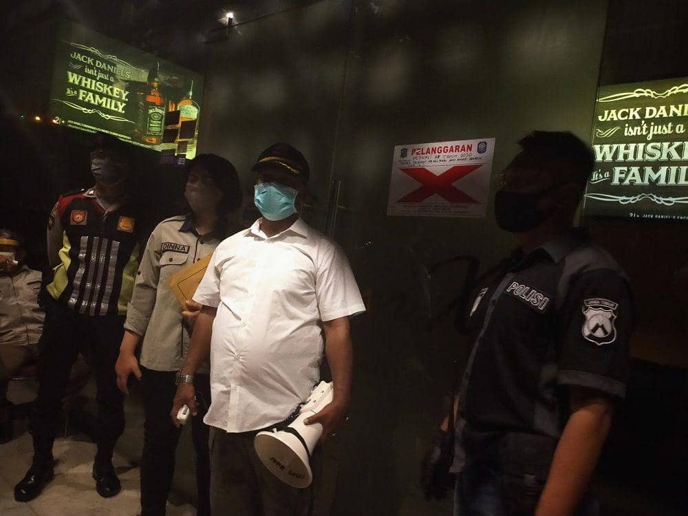 Penindakan RHU yang melanggar protokol COVID-19 oleh Pemkot Surabaya, kepolisian, dan TNI. Dok Humas Pemkot Surabaya