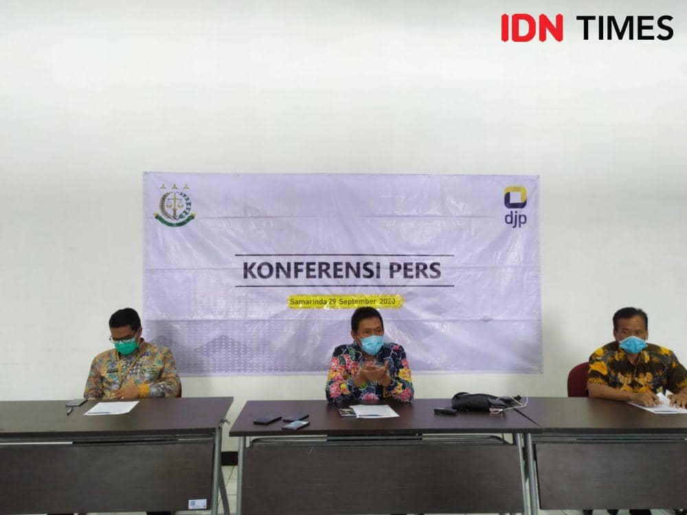 Samon Jaya, Kepala Kantor Wilayah DJP Kaltimtara (tengah), didampingi Kepala KKP Samarinda Ilir, Emri Mora Singarimbun (kiri) dan Sihaboedin Effendy, kepala Bidang Penyuluhan, Pelayanan dan Humas Kanwil DJP Kaltimtara ( (IDN Times/Yuda Almerio)