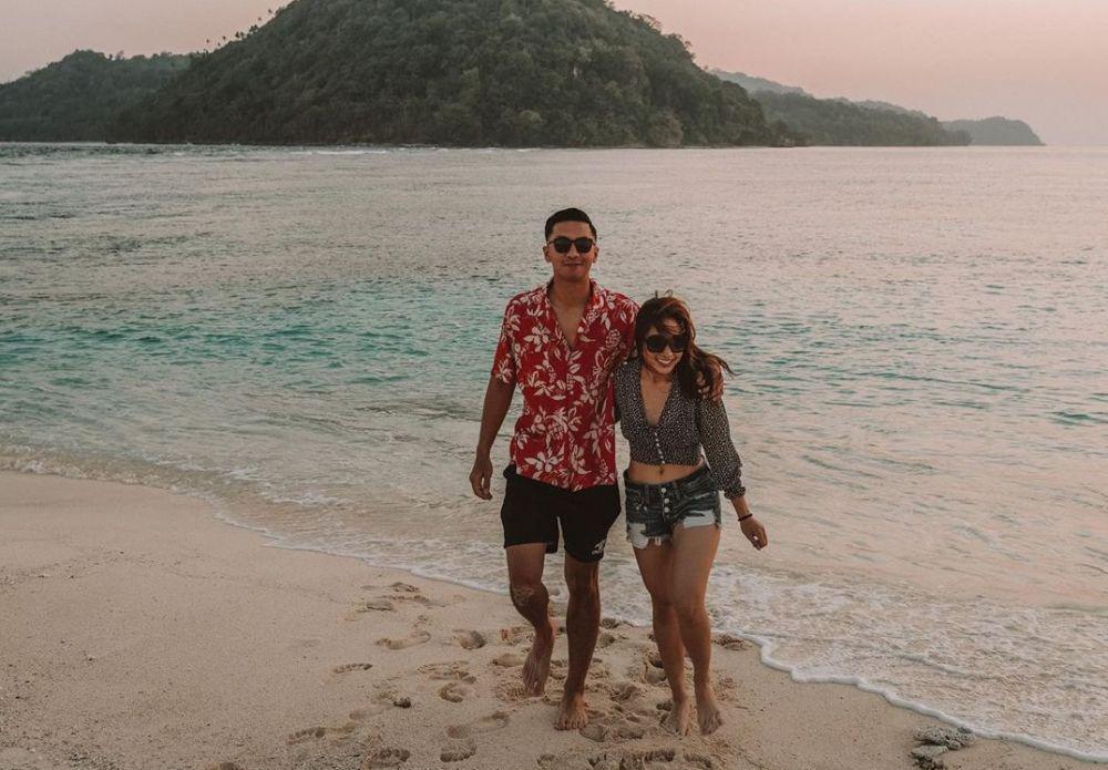 9 Ide OOTD Liburan ke Pantai ala Suami Nikita Willy, Indra Priawan