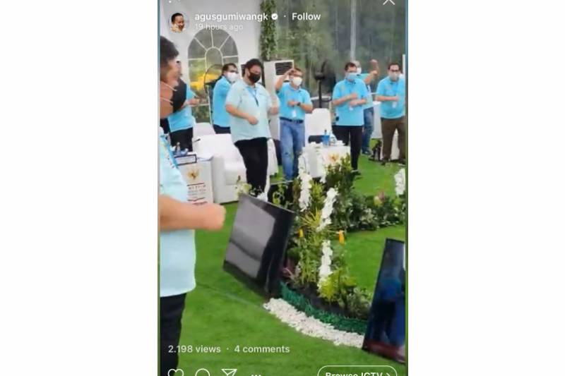 Menteri Kabinet Indonesia Maju senam sehat sebelum meggelar rakor (Instagram.com/agusgumiwangk)