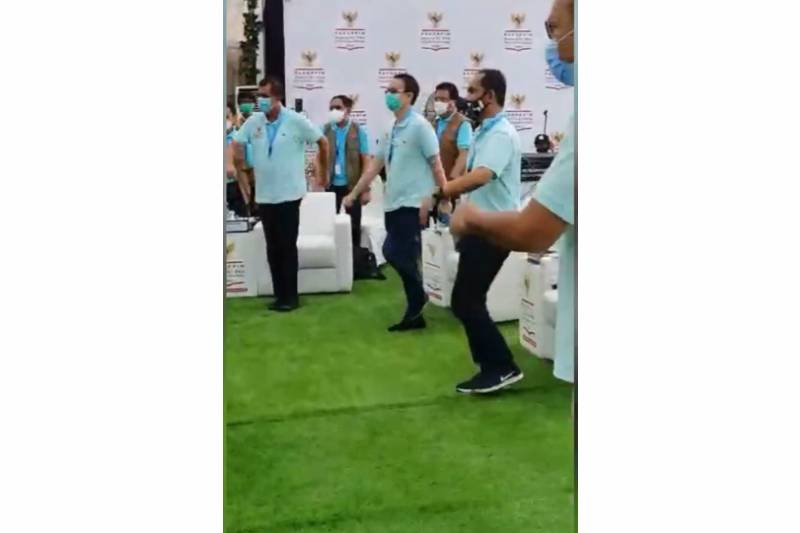 Menteri Kabinet Indonesia Maju senam sehat sebelum meggelar rakor (Instagram.com/agusgumiwangk)